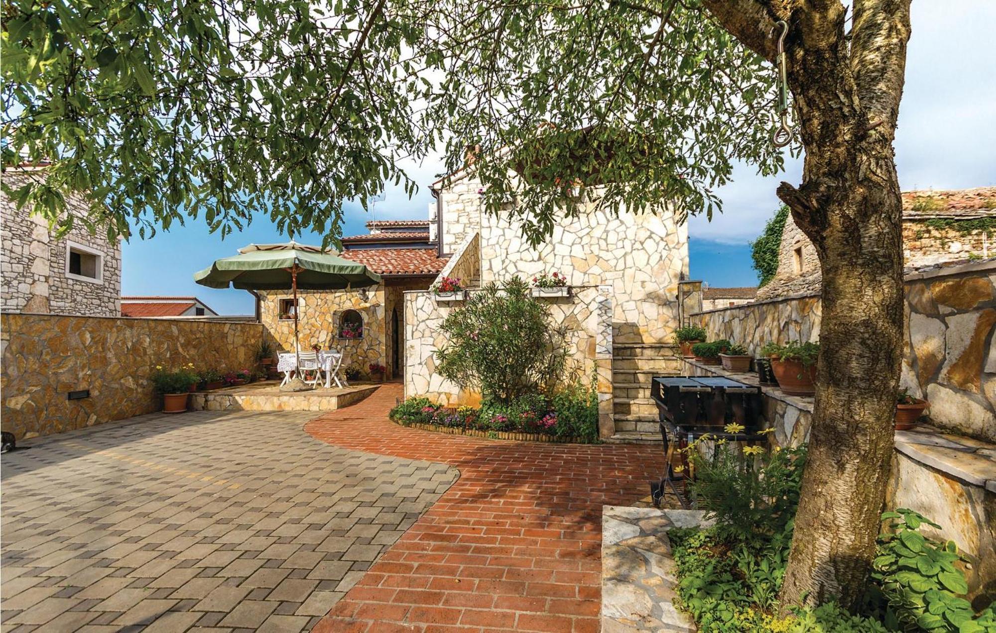 Appartamento Amazing In With Kitchen Orbanići